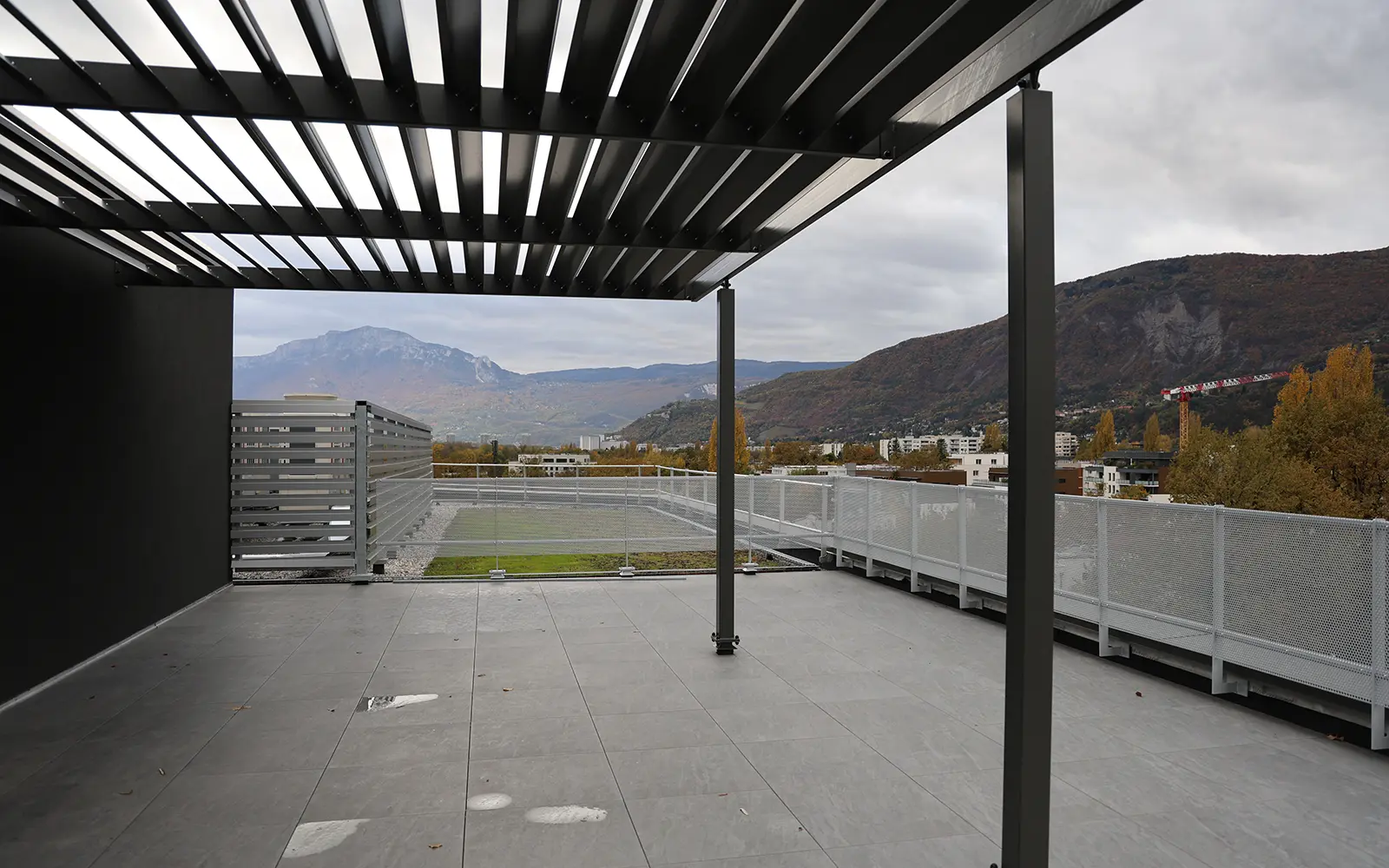 Rooftop 80m² avec vue panoramique 360° sur les massifs alpins – Le Binôme Meylan