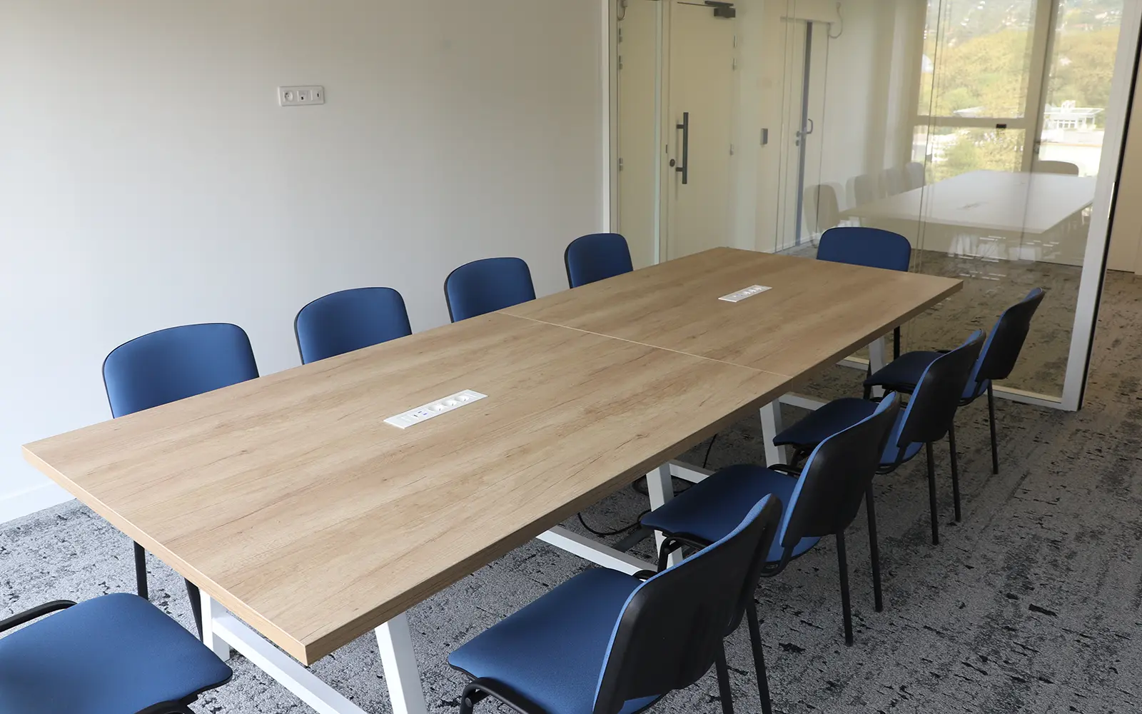 Grande salle de réunion avec table pour 10 personnes – Le Binôme Meylan