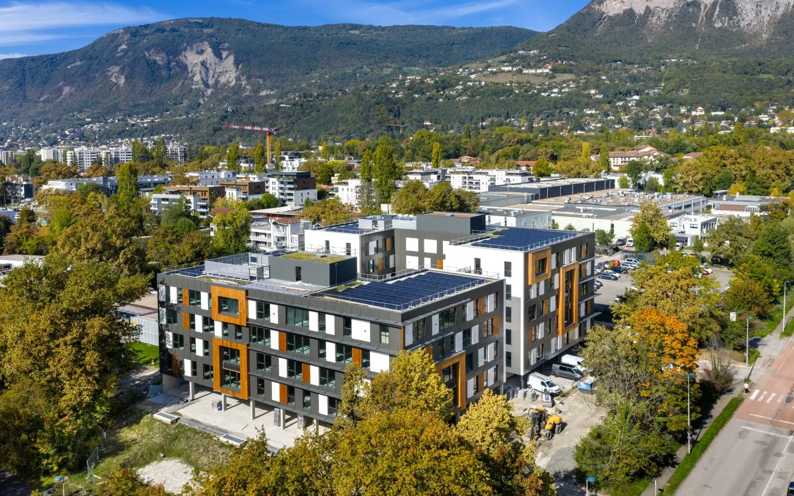 Vue aérienne du bâtiment Le Binôme à Meylan – panneaux solaires et toiture végétalisée